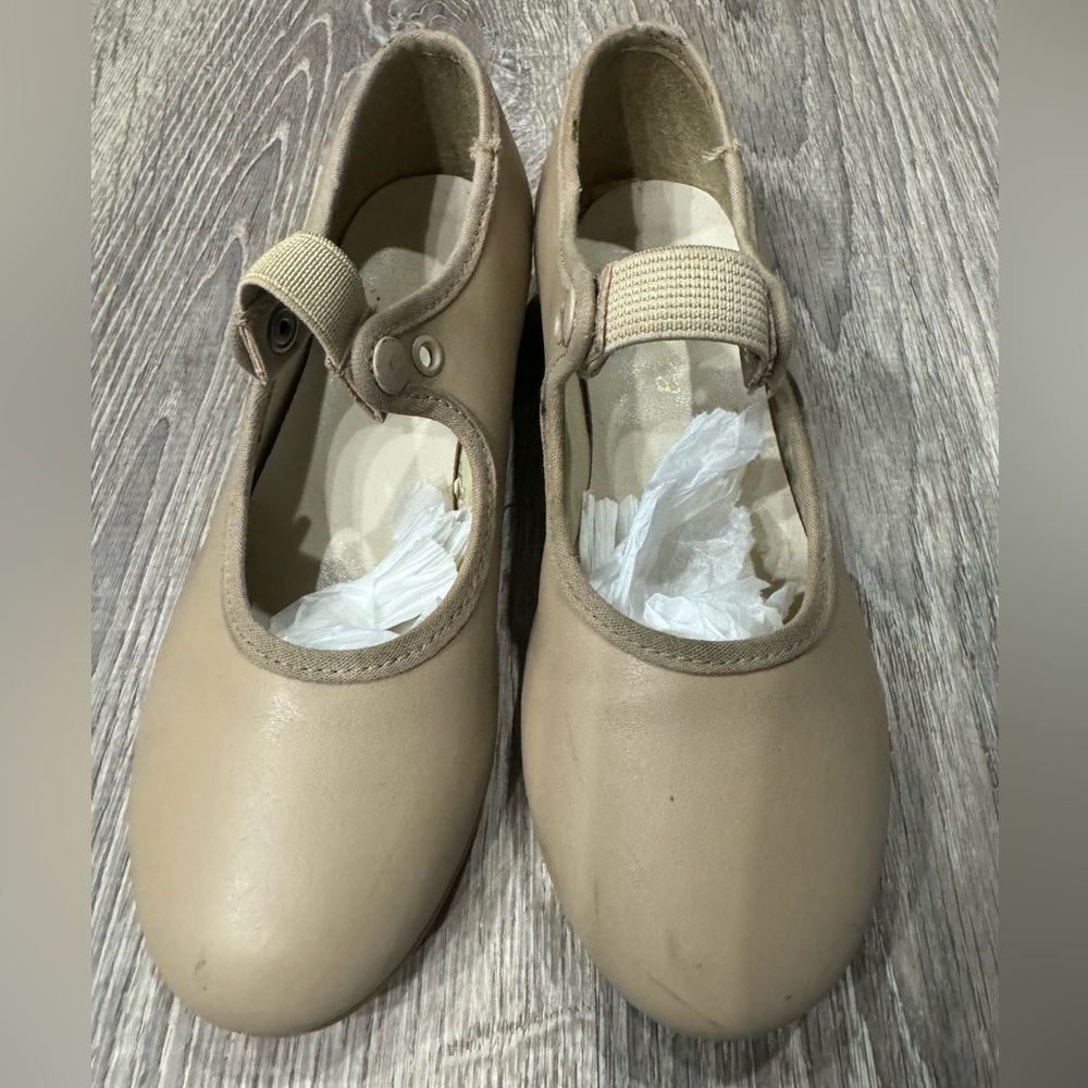 Girls So Danca tan tap shoe. Size 13. Original box included.
